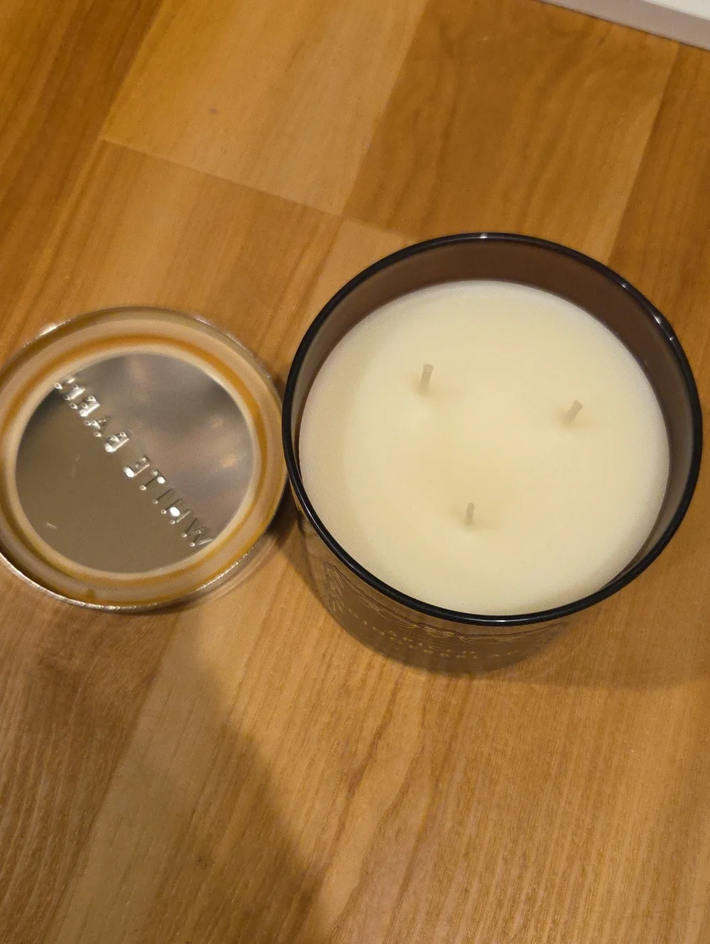 White Barn Spiced Gingerbread Candle - Picture 3 of 3